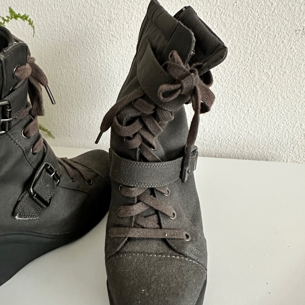 Simply Vera gray wedge boots